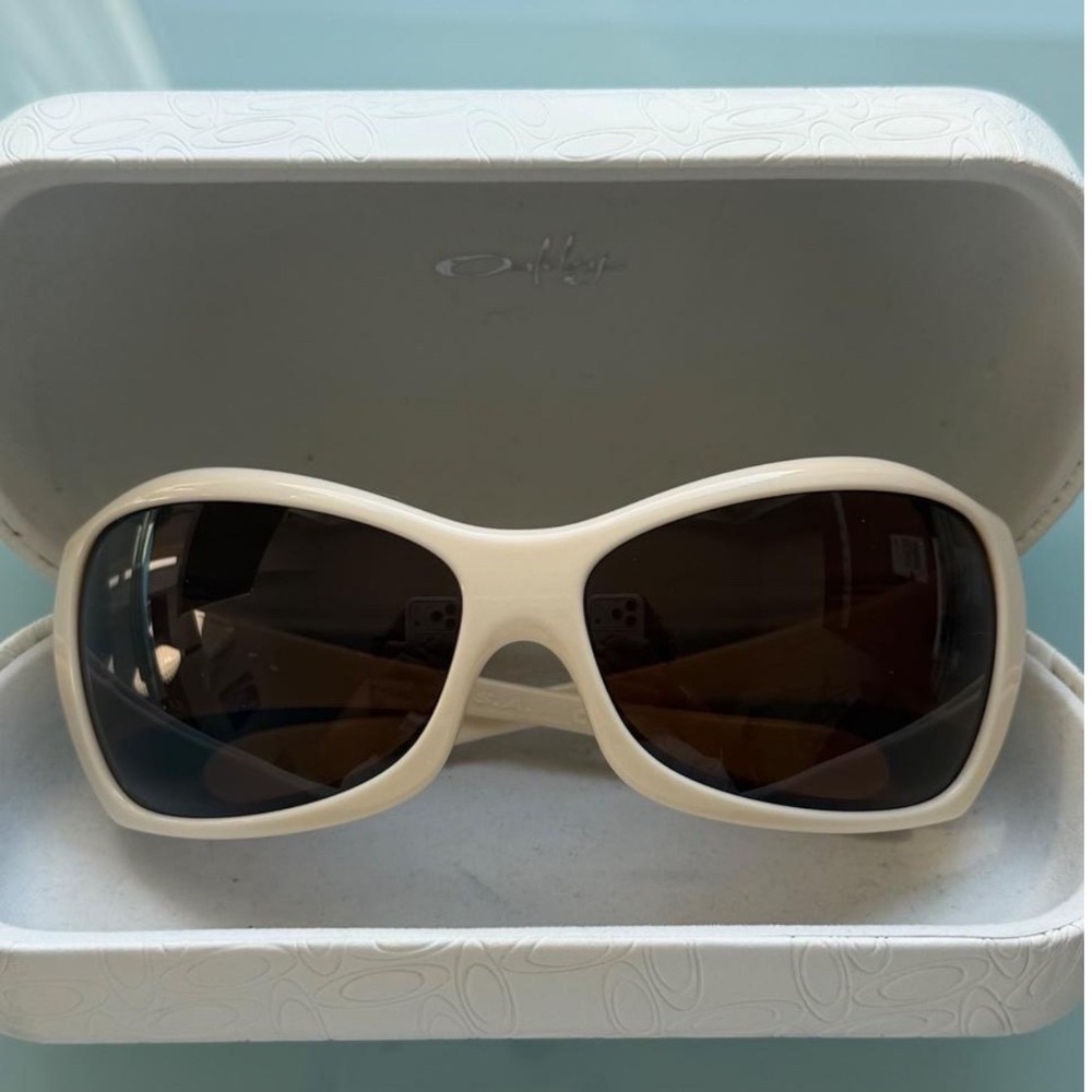 Oakley Grapevine Sunglasses Cream Dark Bronze Lens Womens Wrap 03-513 2005 USA